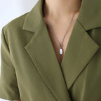 Long-shaped pendant necklace with lustrous and elegant earrings